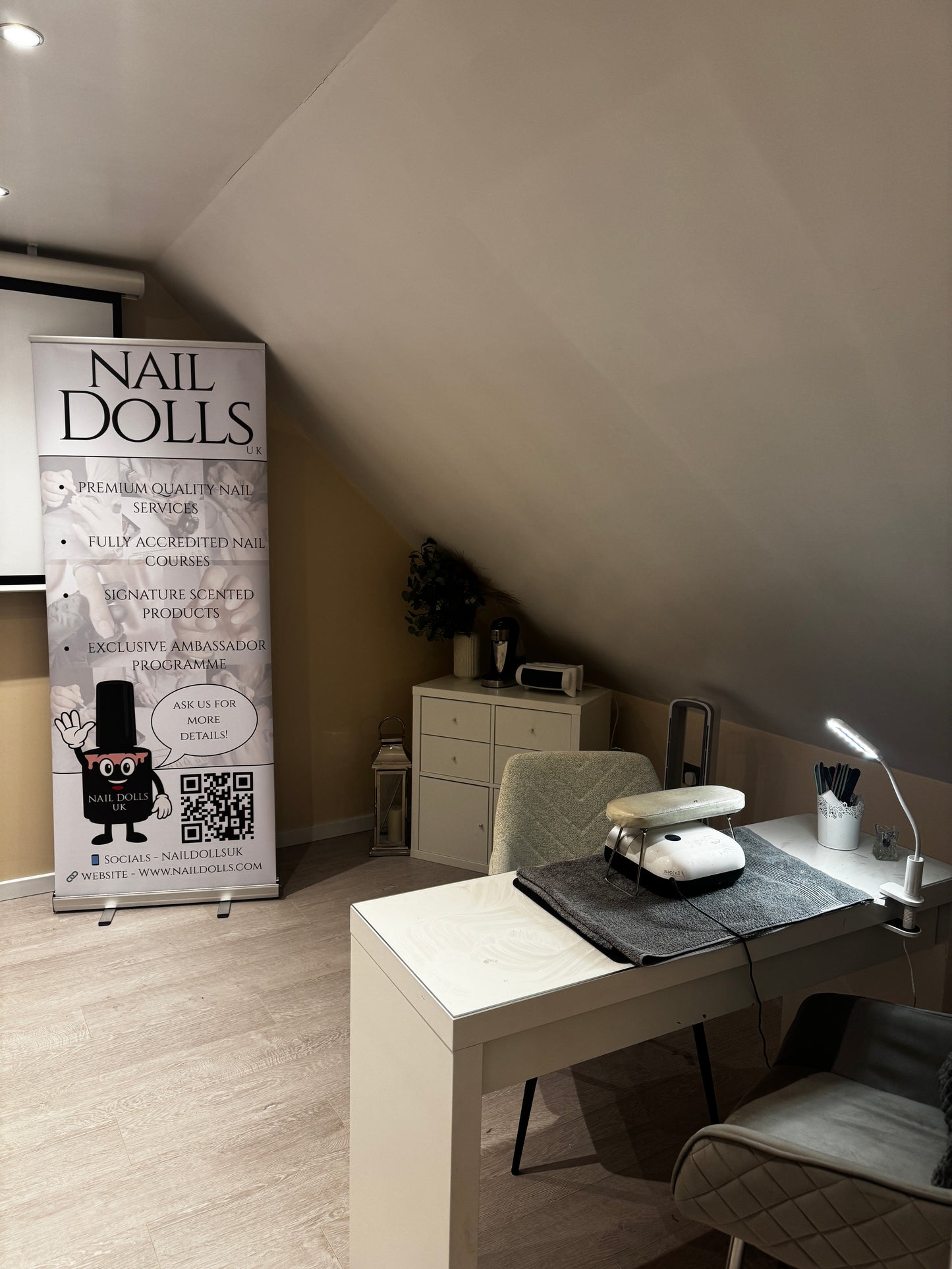 THE ACRYLIC NAIL SYSTEM